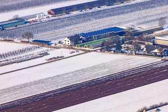 Vue aérienne de Marché fermier de Zapf en hiver sous la neige à Kandel dans le département Rhénanie-Palatinat, Allemagne