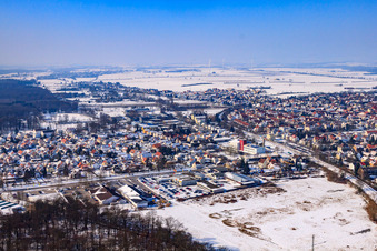 Vue aérienne de Vue de la ville avec la ligne de chemin de fer du sud-est en hiver avec de la neige à Kandel dans le département Rhénanie-Palatinat, Allemagne