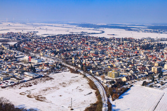 Vue aérienne de Vue de la ville avec la ligne de chemin de fer du sud-est en hiver avec de la neige à Kandel dans le département Rhénanie-Palatinat, Allemagne
