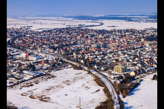 Photographie aérienne de Vue de la ville avec la ligne de chemin de fer du sud-est en hiver avec de la neige à Kandel dans le département Rhénanie-Palatinat, Allemagne