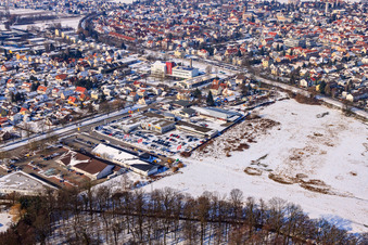 Vue aérienne de Zone commerciale de Lauterburger Straße en hiver avec de la neige à Kandel dans le département Rhénanie-Palatinat, Allemagne