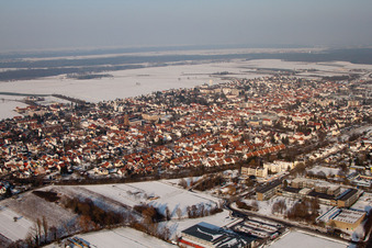 Vue aérienne de Vue de la ville avec la ligne de chemin de fer du sud-ouest en hiver avec de la neige à Kandel dans le département Rhénanie-Palatinat, Allemagne