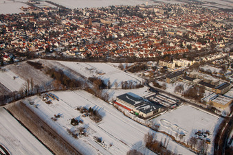 Vue aérienne de Vue de la ville avec la ligne de chemin de fer du sud-ouest en hiver avec de la neige à Kandel dans le département Rhénanie-Palatinat, Allemagne