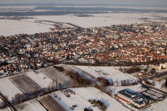 Photographie aérienne de Vue de la ville avec la ligne de chemin de fer du sud-ouest en hiver avec de la neige à Kandel dans le département Rhénanie-Palatinat, Allemagne