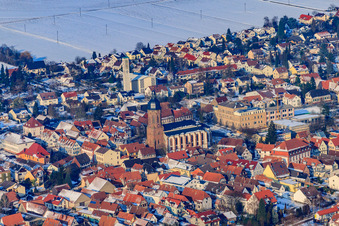 Vue aérienne de Centre-ville vu du sud-ouest en hiver avec de la neige à Kandel dans le département Rhénanie-Palatinat, Allemagne