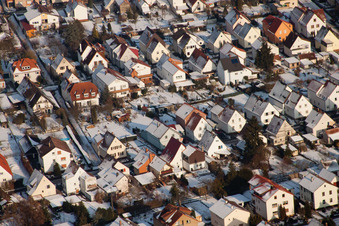 Vue aérienne de La colonie de Gartenstadt gelée en hiver à Kandel dans le département Rhénanie-Palatinat, Allemagne