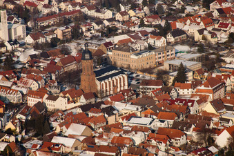 Vue aérienne de L'église Saint-Georges en hiver sous la neige à Kandel dans le département Rhénanie-Palatinat, Allemagne