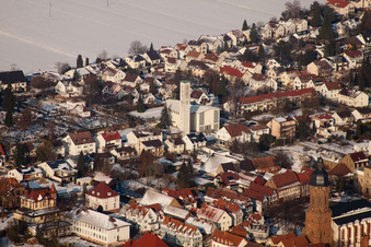 Vue aérienne de Église Saint-Pie en hiver sous la neige à Kandel dans le département Rhénanie-Palatinat, Allemagne
