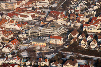 Vue aérienne de Administration VG, caisse d'épargne en hiver avec neige à Kandel dans le département Rhénanie-Palatinat, Allemagne