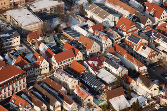 Vue aérienne de Schulgasse x Hauptstraße en hiver avec de la neige à Kandel dans le département Rhénanie-Palatinat, Allemagne