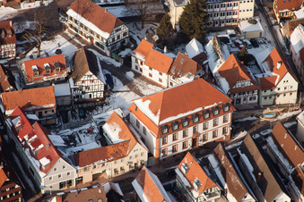 Vue aérienne de Hôtel de ville, rue principale en hiver avec de la neige à Kandel dans le département Rhénanie-Palatinat, Allemagne