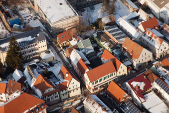 Vue aérienne de Schulgasse x Hauptstraße en hiver avec de la neige à Kandel dans le département Rhénanie-Palatinat, Allemagne