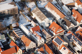 Rue principale en hiver avec de la neige à Kandel dans le département Rhénanie-Palatinat, Allemagne vue d'en haut