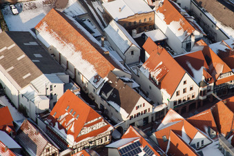 Rue principale en hiver avec de la neige à Kandel dans le département Rhénanie-Palatinat, Allemagne depuis l'avion