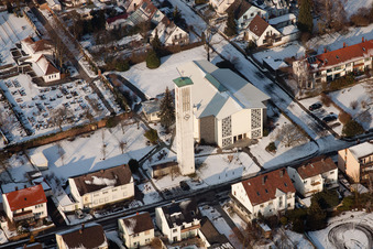Vue aérienne de Église Saint-Pie en hiver sous la neige à Kandel dans le département Rhénanie-Palatinat, Allemagne
