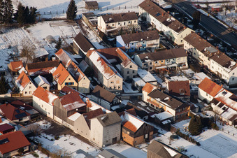 Vue aérienne de Brehmstr en hiver avec de la neige à le quartier Minderslachen in Kandel dans le département Rhénanie-Palatinat, Allemagne