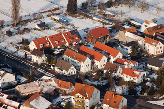 Vue aérienne de Brehmstr en hiver avec de la neige à le quartier Minderslachen in Kandel dans le département Rhénanie-Palatinat, Allemagne