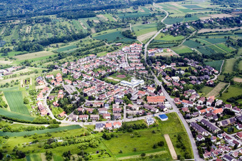 Vue aérienne de Du sud à Birkenfeld dans le département Bade-Wurtemberg, Allemagne
