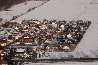 Vue aérienne de Voie romaine en hiver avec neige à le quartier Minderslachen in Kandel dans le département Rhénanie-Palatinat, Allemagne