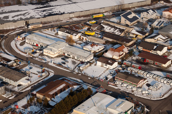 Vue aérienne de Barthelsmühlring dans la zone industrielle de Horst en hiver avec de la neige à le quartier Minderslachen in Kandel dans le département Rhénanie-Palatinat, Allemagne