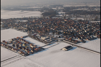Vue aérienne de Brotäckerstraße en hiver avec de la neige à Steinweiler dans le département Rhénanie-Palatinat, Allemagne
