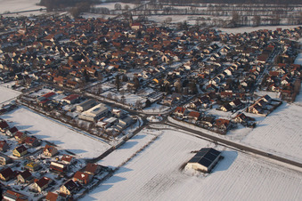 Vue aérienne de Brotäckerstraße en hiver avec de la neige à Steinweiler dans le département Rhénanie-Palatinat, Allemagne