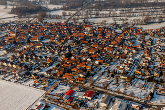 Vue aérienne de Vue du village enneigé en hiver à Steinweiler dans le département Rhénanie-Palatinat, Allemagne
