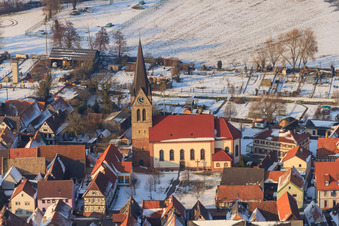 Église Saint-Martin près de Snow à Steinweiler dans le département Rhénanie-Palatinat, Allemagne hors des airs