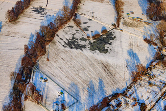 Vue aérienne de Klingbachauen en hiver avec de la neige à Steinweiler dans le département Rhénanie-Palatinat, Allemagne