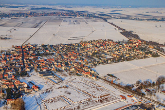 Vue aérienne de Vue de la ville depuis le sud-ouest en hiver avec de la neige à Rohrbach dans le département Rhénanie-Palatinat, Allemagne