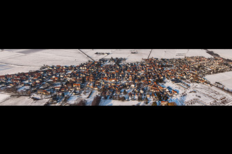 Vue aérienne de Panorama des champs agricoles et des terres agricoles enneigés en hiver à Rohrbach dans le département Rhénanie-Palatinat, Allemagne