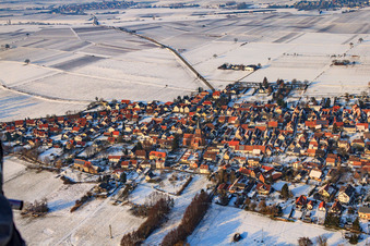Vue aérienne de Vue de la ville depuis le sud en hiver avec de la neige à Rohrbach dans le département Rhénanie-Palatinat, Allemagne