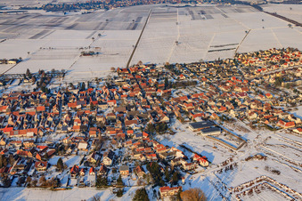 Vue aérienne de Insheimer Straße en hiver avec de la neige à Rohrbach dans le département Rhénanie-Palatinat, Allemagne