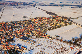 Vue aérienne de Vue de la ville depuis le sud-ouest en hiver avec de la neige à Rohrbach dans le département Rhénanie-Palatinat, Allemagne