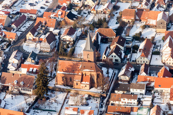 Vue aérienne de Bâtiments d'église enneigés en hiver dans le centre du village à Rohrbach dans le département Rhénanie-Palatinat, Allemagne