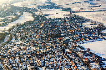 Vue aérienne de Vue de la ville depuis l'ouest en hiver avec de la neige à le quartier Billigheim in Billigheim-Ingenheim dans le département Rhénanie-Palatinat, Allemagne