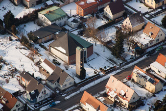 Vue aérienne de Vue hivernale enneigée des rues et des maisons des quartiers résidentiels à le quartier Ingenheim in Billigheim-Ingenheim dans le département Rhénanie-Palatinat, Allemagne