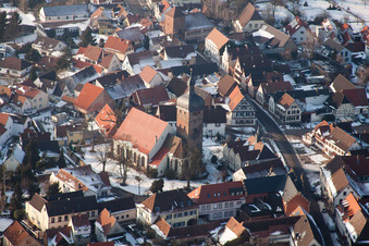 Vue aérienne de L'église évangélique Saint-Martin en hiver, sous la neige à le quartier Billigheim in Billigheim-Ingenheim dans le département Rhénanie-Palatinat, Allemagne