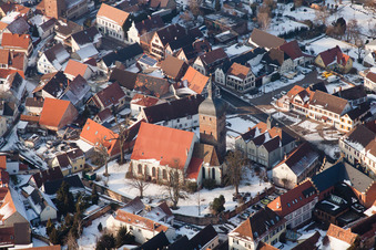 Photographie aérienne de Vue hivernale enneigée des rues et des maisons des quartiers résidentiels à le quartier Ingenheim in Billigheim-Ingenheim dans le département Rhénanie-Palatinat, Allemagne