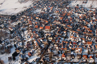 Vue oblique de Vue hivernale enneigée des rues et des maisons des quartiers résidentiels à le quartier Ingenheim in Billigheim-Ingenheim dans le département Rhénanie-Palatinat, Allemagne
