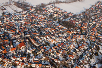 Vue aérienne de Vue hivernale enneigée des rues et des maisons des quartiers résidentiels à le quartier Billigheim in Billigheim-Ingenheim dans le département Rhénanie-Palatinat, Allemagne