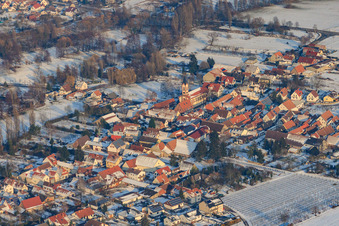 Vue aérienne de Du sud-ouest en hiver quand il y a de la neige à le quartier Mühlhofen in Billigheim-Ingenheim dans le département Rhénanie-Palatinat, Allemagne
