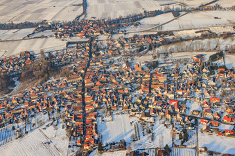 Vue aérienne de Obergasse vue du sud en hiver sous la neige à le quartier Ingenheim in Billigheim-Ingenheim dans le département Rhénanie-Palatinat, Allemagne