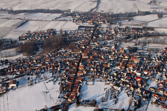 Vue hivernale enneigée des rues et des maisons des quartiers résidentiels à le quartier Ingenheim in Billigheim-Ingenheim dans le département Rhénanie-Palatinat, Allemagne d'en haut