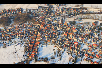 Vue aérienne de Aperçu du site en hiver avec la neige à le quartier Ingenheim in Billigheim-Ingenheim dans le département Rhénanie-Palatinat, Allemagne