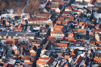 Vue aérienne de Église du centre-ville en hiver sous la neige à le quartier Ingenheim in Billigheim-Ingenheim dans le département Rhénanie-Palatinat, Allemagne