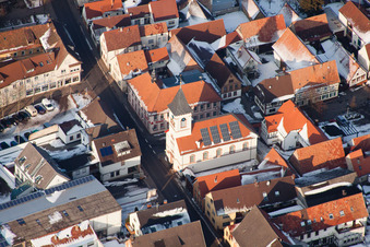 Vue hivernale enneigée des rues et des maisons des quartiers résidentiels à le quartier Ingenheim in Billigheim-Ingenheim dans le département Rhénanie-Palatinat, Allemagne depuis l'avion