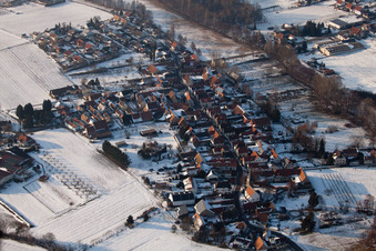 Vue aérienne de En hiver à le quartier Klingen in Heuchelheim-Klingen dans le département Rhénanie-Palatinat, Allemagne