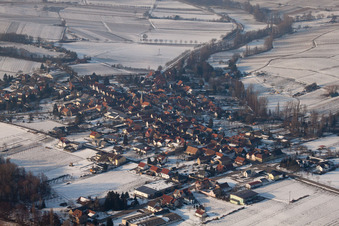 Vue aérienne de En hiver à le quartier Heuchelheim in Heuchelheim-Klingen dans le département Rhénanie-Palatinat, Allemagne