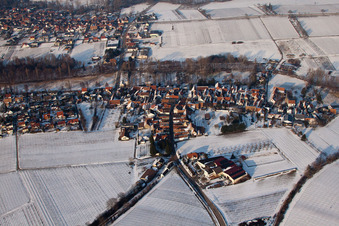 Vue oblique de En hiver à le quartier Klingen in Heuchelheim-Klingen dans le département Rhénanie-Palatinat, Allemagne